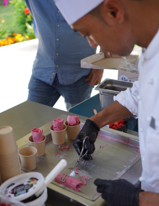 Rolled ice cream show ice-roll